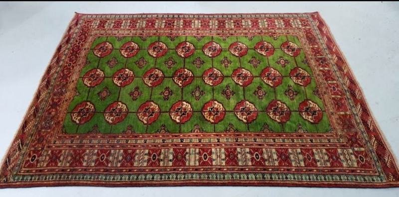 Le même tapis Boukhara après lavage, motifs et vert d’origine retrouvés