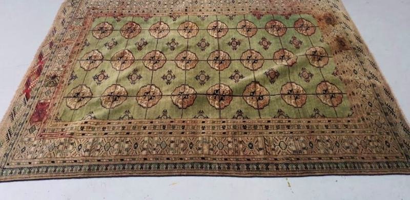 Tapis Boukhara vert au velours terni et sali, avant nettoyage artisanal