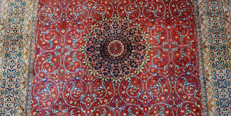 Le même tapis après recoloration aux teintes naturelles, rouges et bleus ravivés