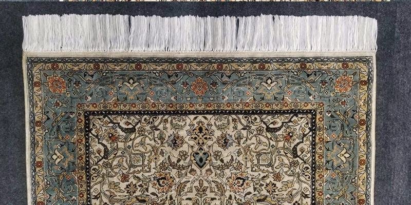 Franges neuves nouées à la main sur le même tapis, après réfection à l’atelier