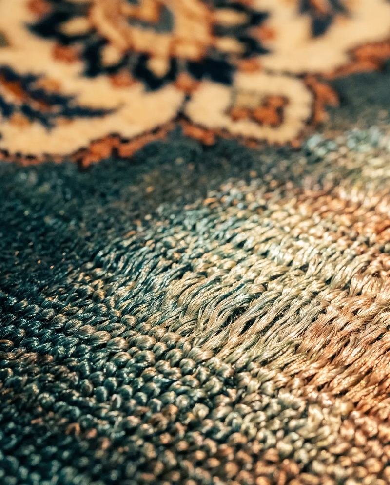 Macro du velours d’un tapis de soie, reflets changeants selon l’angle