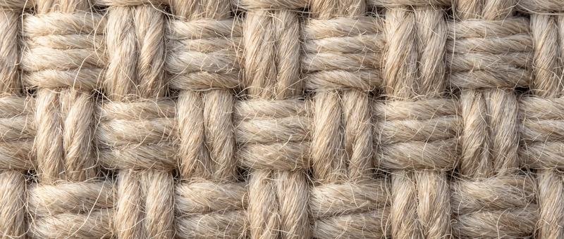 Macro de la chaîne et de la trame en laine écrue d’un tapis noué main