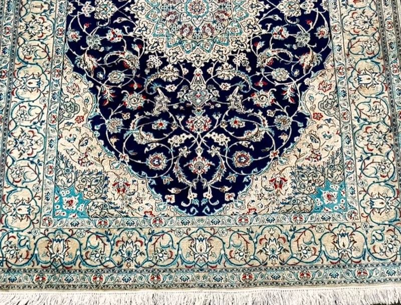 Le même tapis Naïn après lavage à la main, fond ivoire et bleu de nouveau lisibles