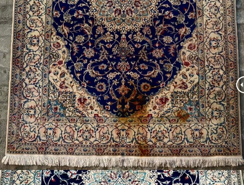Tapis Naïn bleu nuit taché et encrassé sur toute la bordure, avant lavage