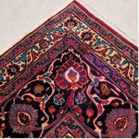 Angle d’un tapis persan avant intervention, usure du velours sur la bordure