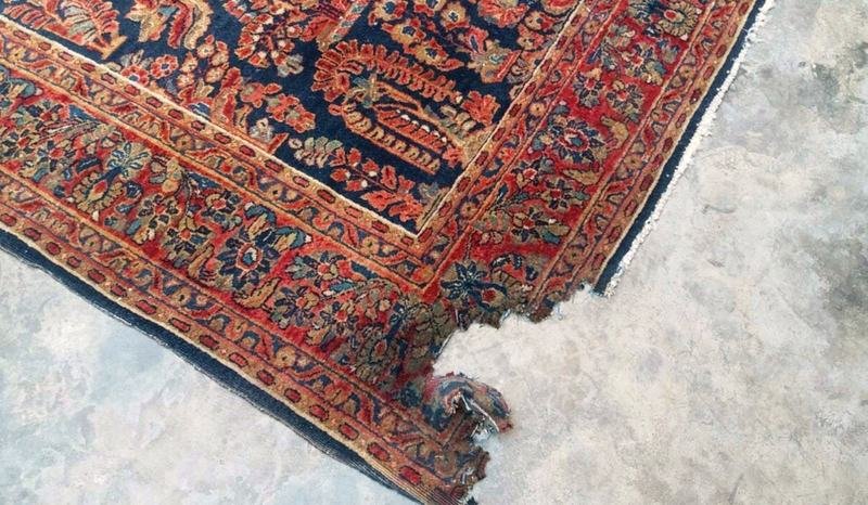 Bordure d’un tapis persan rincée à l’eau claire, l’eau ruisselle sur le velours
