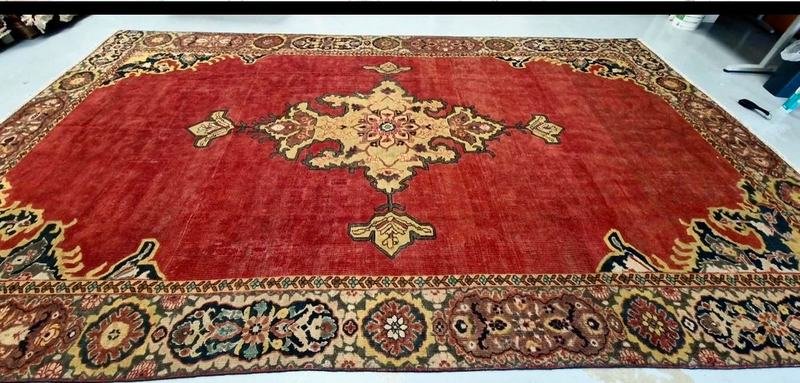 Le même tapis persan après relainage et lavage, couleurs et médaillon retrouvés